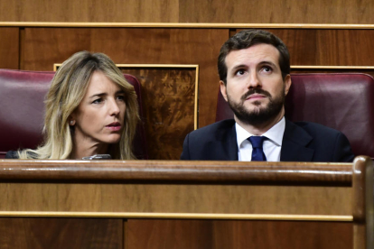 Pablo Casado i Cayetana Álvarez de Toledo, durant el debat d'investidura al Congrés dels Diputats.