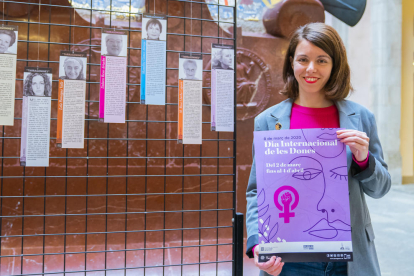 Carla Aguilar, con el cartel de las actividades del Día Internacional de la Mujer, el próximo 8 de marzo.