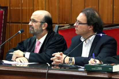 L'exalcalde de Torredembarra Daniel Masagué, al costat del seu advocat, Pau Simarro, durant la vista a l'Audiència de Tarragona