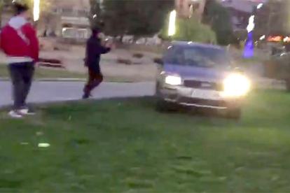 Captura de video del moment en què el vehicle creua la Plaça