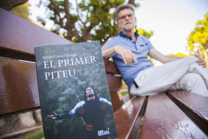 El escritor calongí, establecido en Tarragona, con su nuevo libro.