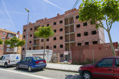 Aspecte actual de l'edifici de cinc plantes situat al carrer Mas dels Cups del barri de Sant Ramon.