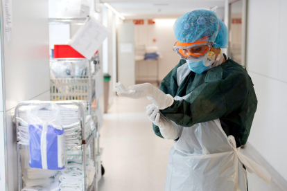 Una profesional sanitaria del Hospital Clínico se prepara para atender a un paciente con covid-19, en uno de los bloques quirúrgicos habilitado como UCI