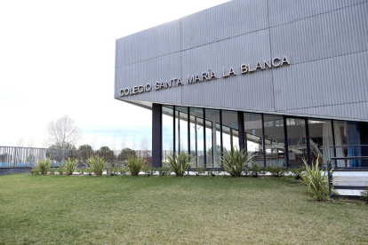 El colegio Santa MAría la Blanca, donde uno de sus profesores ha sido contagiado.