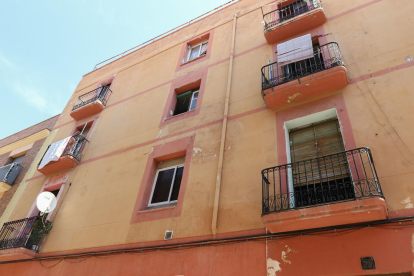 La façana del bloc del carrer Sant Magí que actualment està ocupat per persones sense llar.