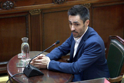 Imagen general del alcalde de Sant Julià de Ramis, Marc Puigtió, declarando en el Tribunal Supremo.