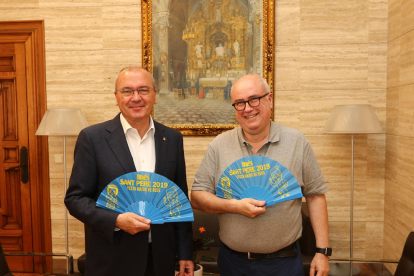 El alcalde de la ciudad, Carles Pellicer, y el Director General del medio, Carles Abelló con los abanicos.