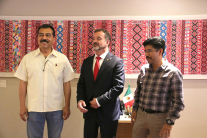 El conseller de Acción Exterior, Alfred Bosch, de pie al lado de Saúl Vicente Vázquez y con Hugo Vilar Ortíz, miembros del Instituto Nacional de Pueblos Indígenas de México