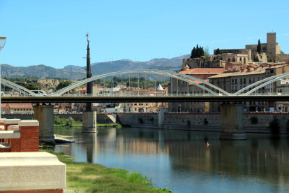 La façana fluvial de Tortosa amb el monument franquista al mig del riu