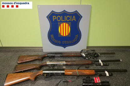 Las armas de fuego que se interceptaron a los tres cazadores denunciados en Amposta.