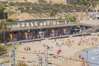 Imagen de archivo d ela playa del Milagro, con la torre de vigilancia de Cruz Roja.