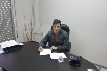 Alberto Gallego firmant el seu contracte amb el conjunt grec.