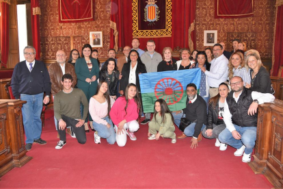 Foto de família de l'acte del Dia Internacional de les Dones Gitanes a l'Ajuntament.