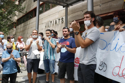 Los militantes de la izquierda independentista a la salida de los juzgados de Reus.