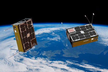 Recreació dels dos CubeSats, batejats com a ³Cat-5/A i ³Cat-5/B, orbitant al voltant de la Terra per dur a terme la missió FSSCat.