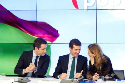 El secretario general del PP, Teodoro García-Egea, al lado del presidente del PP, Pablo Casado, y la subsecretaria general de comunicación del PP, Marta González, durante la reunión del Comité Ejecutivo Nacional del PP.