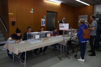 Pla general de votants exercint el seu dret a vot en un dels col·legis electorals de Tarragona. Imatge del 28 d'abril del 2019 (Horitzontal).