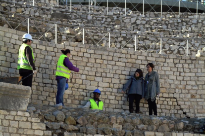La teniente de alcalde, Begoña Floria, y la arqueóloga municipal, Pilar Bravo, con el equipo que está trabajando en el Anfiteatro.