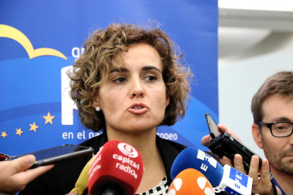 Primer pla de l'eurodiputada del PP Dolors Montserrat durant una atenció a mitjans al Parlament Europeu, l'1 d'octubre del 2019.