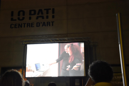 Pla general de la pantalla de projecció en l'obertura de MónFilmat amb 'Paradís Pintat', a Lo Pati d'Amposta.
