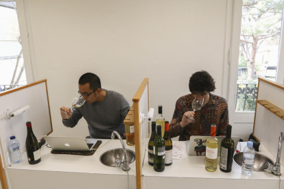 Zhang i Olivas van tastar els vins per a incloure'ls a la guia.