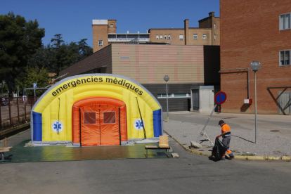 L'hospital de campanya que s'ha instal·lat al costat de l'Arnau de Vilanova per atendre casos de covid-19.