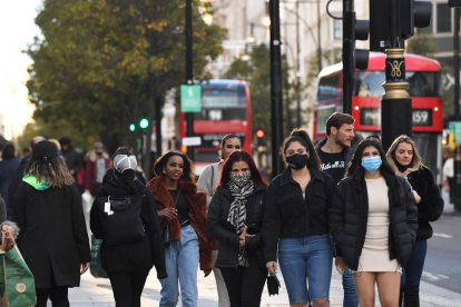 Imatge d'arxiu de gent passejant per Londres.
