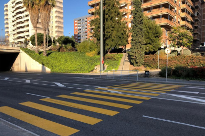 Imatge del nou pas de vianants de color groc del carrer Vidal i Barraquer de Tarragona.