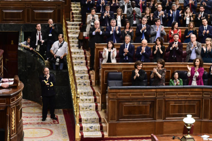 El presidente del gobierno español en funciones, Pedro Sánchez, recibe los aplausos de los diputados del PSOE en el Congreso.