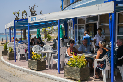 Varias mesas con clientes, ayer al mediodía en el restaurante Iot de la playa Larga.