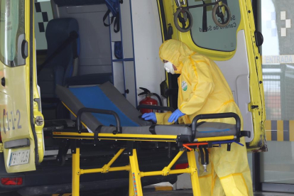 Personal del Servicio Canario de Salud prepara una ambulancia en la puerta de Urgencias del Hospital Universitario Insular de Gran Canaria