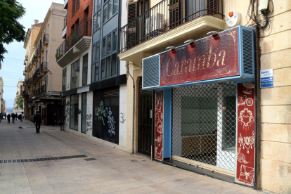Un tram del carrer Sant Agustí de Tarragona on s'hi poden veure fins a tres locals comercials tancats