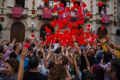 La tradicional 'petada' de globos en la plaça del Blat.
