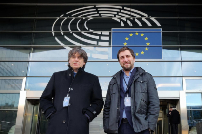 Carles Puigdemont y Toni Comín en la entrada del Parlamento europeo después de recoger las acreditaciones definitivas.