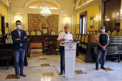 El alcalde de Lleida, Miquel Pueyo, y los tenientes de alcalde Toni Postius y Sergi Talamonte, durante la comparecencia para valorar el anuncio de confinar el Segrià.