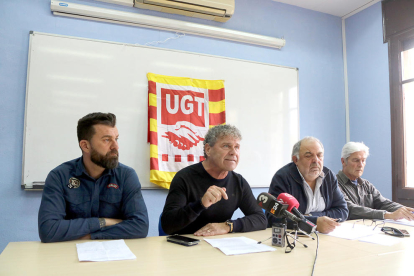 Plan|Plano general del presidente del comité de empresa, Miguel Pérez; de Àngel Martín de Sande la UGT, y de Joan Llort, secretario general de la UGT en el Campo de Tarragona, en rueda de prensa en Reus el 5 de marzo del 2020.