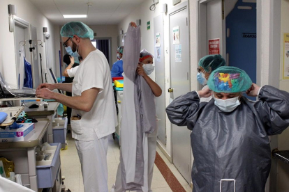 Professionals sanitaris amb equips de protecció individual a l'hospital Trueta.