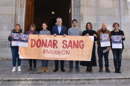 Imatge de la presentació de la Marató de Donants de Sang, aquest dimarts, davant l'Ajuntament de Tarragona.