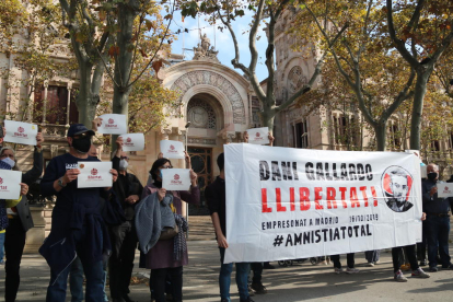 Varios manifestantes delante del TSJC mostrando una pancarta en apoyo|soporte a Dani Gallardo.