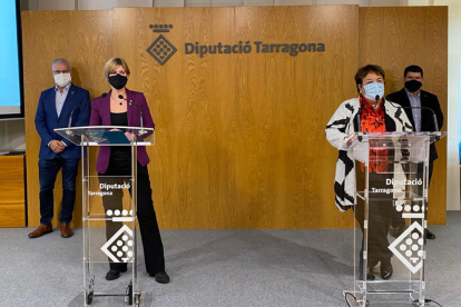 Noemí Llauradó, presidenta de la Diputació; María José Figueras, rectora de la Universitat; Pere Granados, diputat, i Francisco Medina, vicerector en la presentació de l'acord marc.