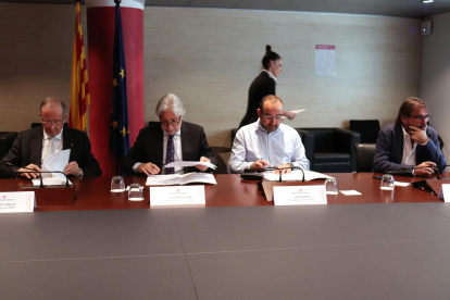 Plano abierto de la firma del acuerdo para regular legalmente la participación institucional de las organizaciones sindicales y empresariales en Cataluña entre CCOO, UGT, Pimec y Fomento.