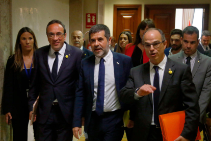 Josep Rull, Jordi Sànchez y Jordi Turull caminando por los pasillos del Congreso el 20 de mayo del 2019.