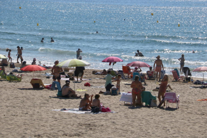 Bañistas en la playa de la Arrabassada.