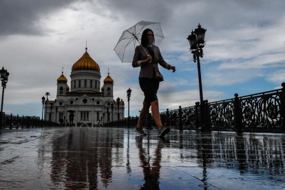 Una mujer camina por el centro de Moscú