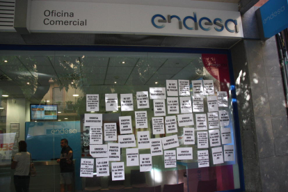 La sede de Endesa en Tarragona, encartellada, en el marco de una protesta por el condonament de la deuda.