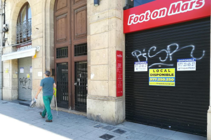 Dos establecimientos cerrados en el tramo de la Rambla Nova entre las calles Sant Francesc y Assalt.