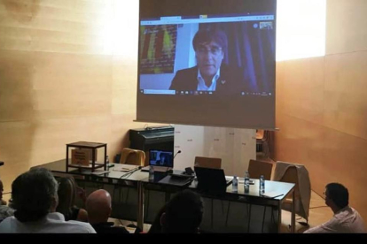 Imatge de la conferència de Carles Puigdemont l'acte al Centre Cívic de Salou.