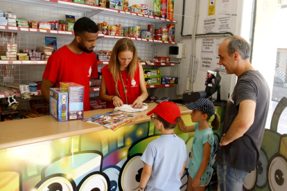 Una familia compra petardos en un punto de venta de pirotecnia en Mataró.