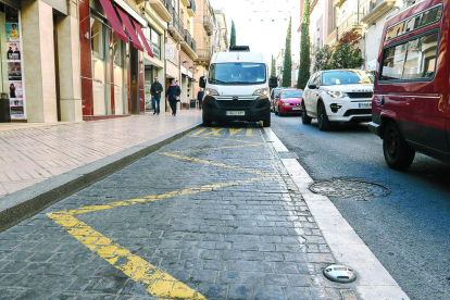 Una furgoneta aparcada a la parada de taxis del carrer Sant Joan, ahir al migdia.