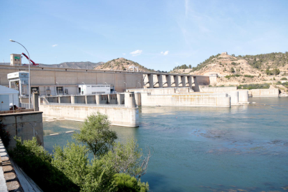 La central hidroelèctrica de Riba-Roja d'Ebre (Ribera d'Ebre), després de la deflagració.